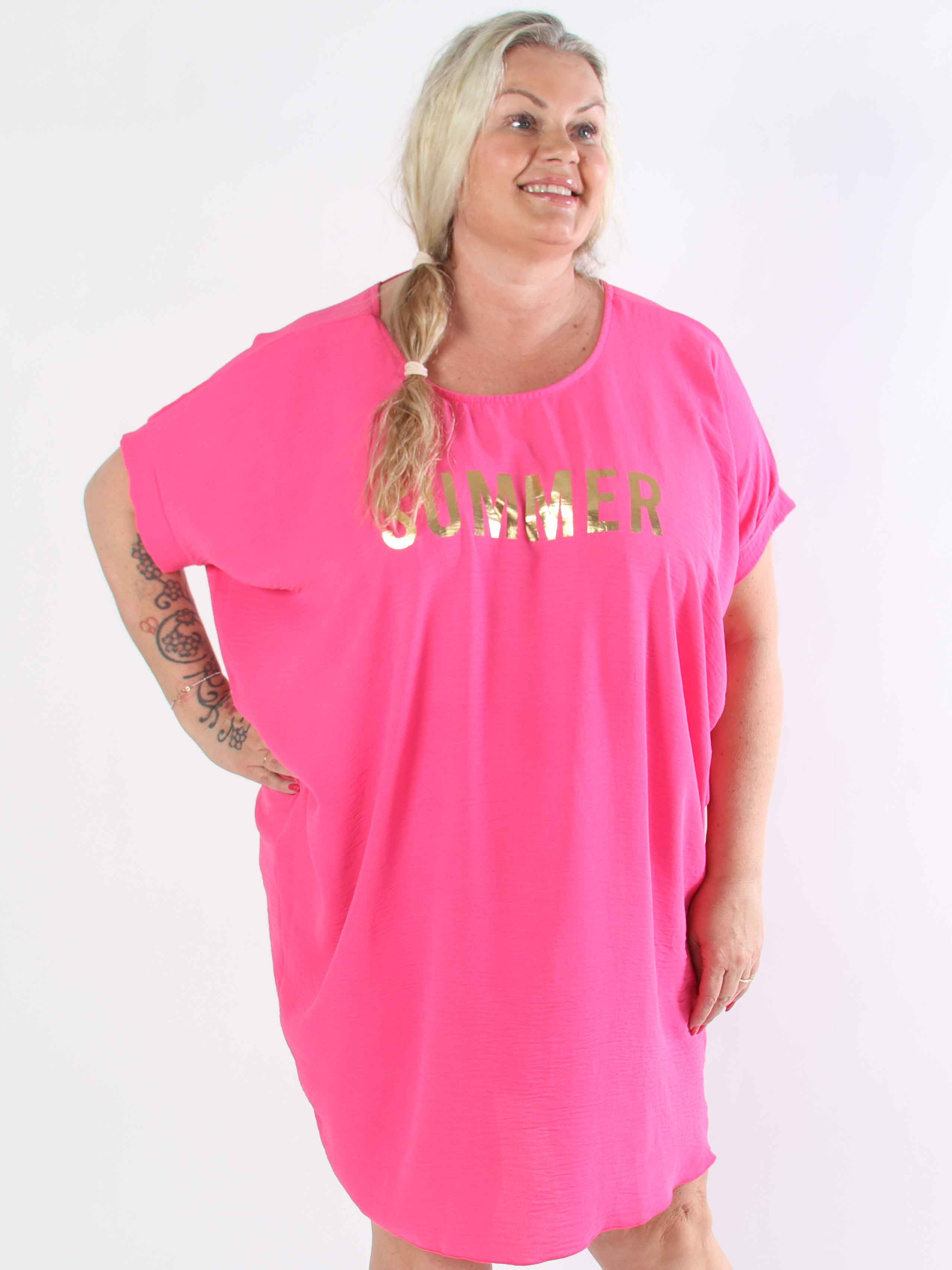 Bine - Sød plus size kjole i løs pasform med guld print på brystet